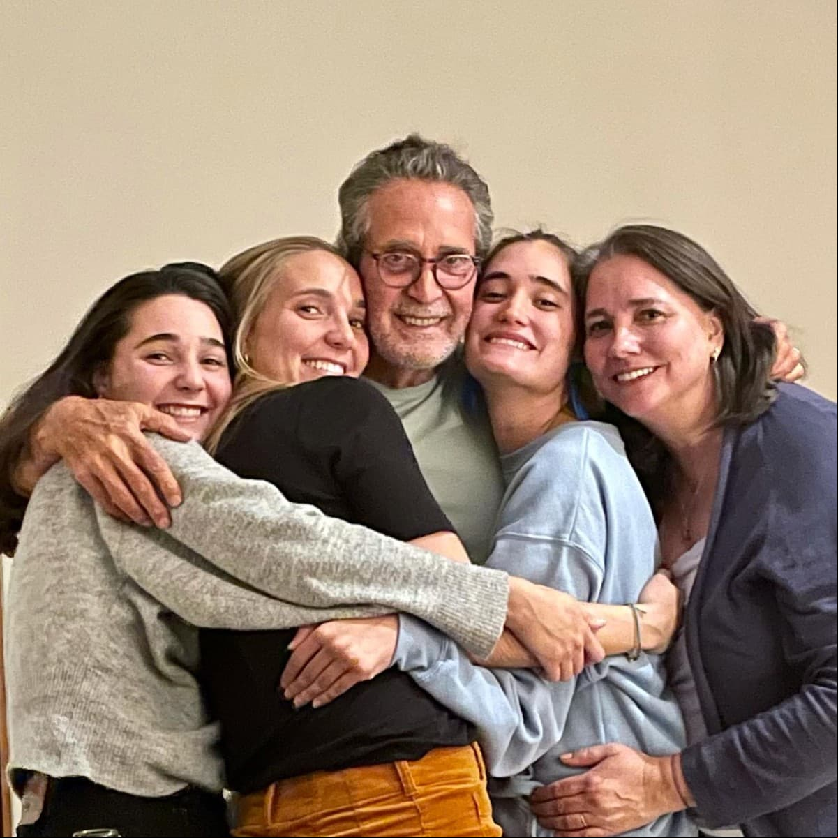 El personaje de Gaby Rivero es 'Rosaura' y en la vida real está casada con Luis Francisco Ricote desde 1993, con quien procreó a sus tres hijas.