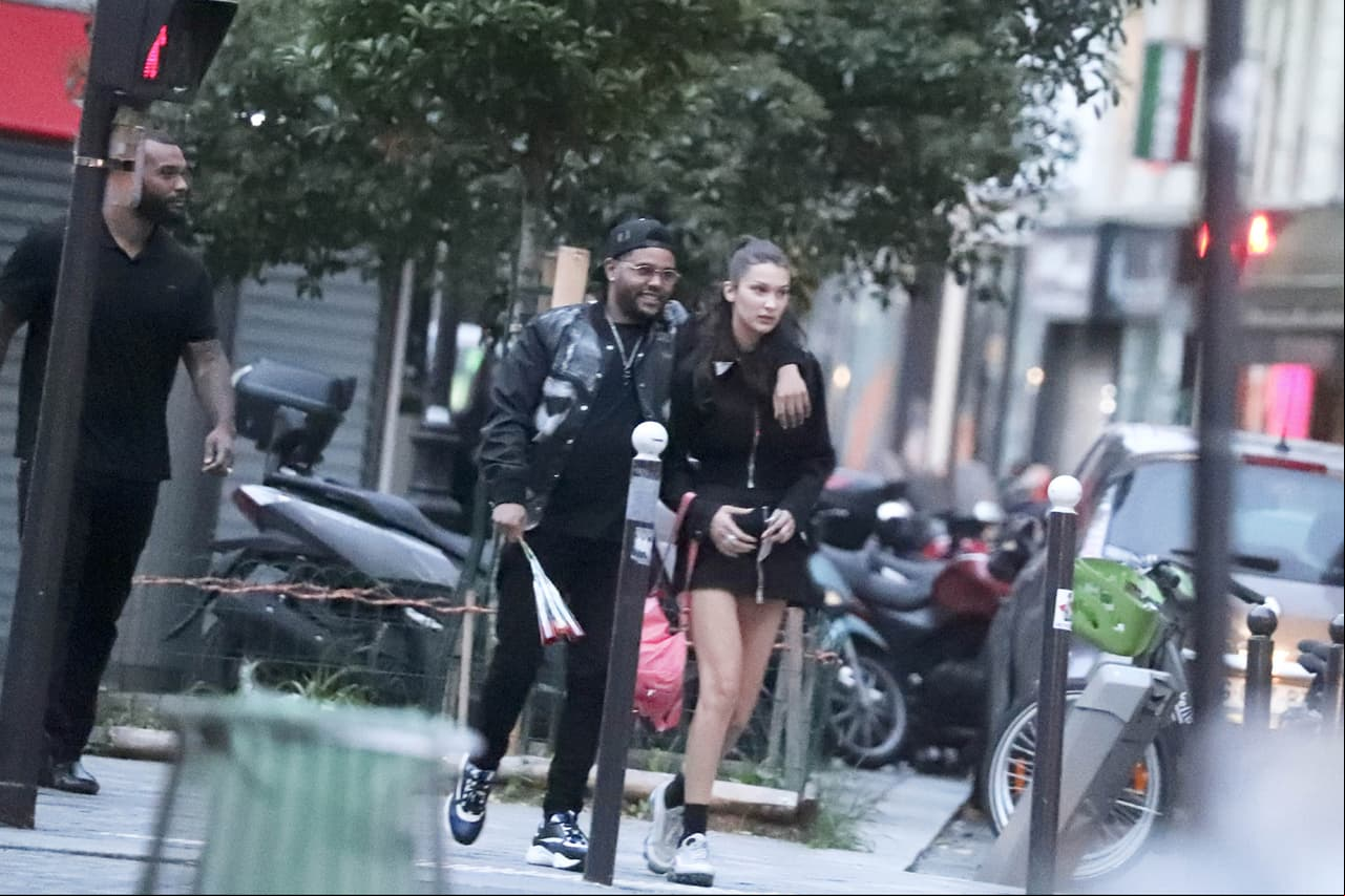 Incluso el cantante aparece sosteniendo tres rosas, ¿será un regalo para su amada? (FOTO: The Grosby Group)