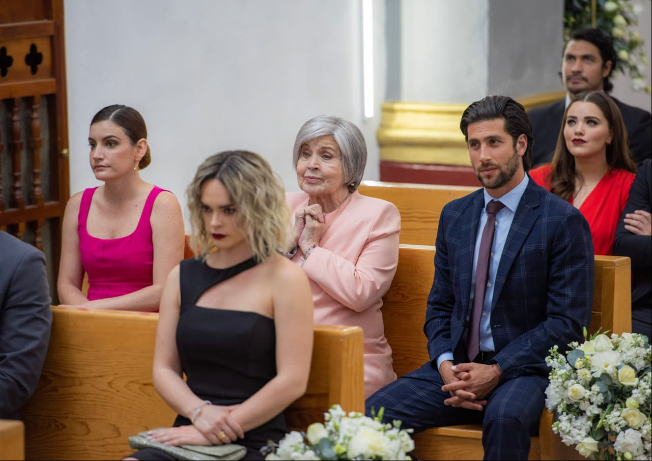 Mientras que la 'Nana Trini' y 'Santiago' les desean lo mejor a los novios; nótese a 'Soraya' con cara de odio al ver este momento.