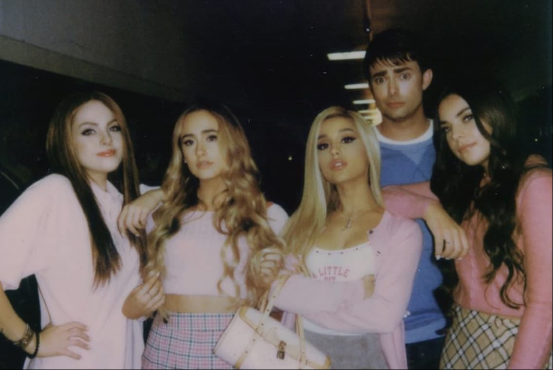 Grande se disfrazó de 'Regina George', también vemos a Jonathan Bennett como su papel de 'Aaron Samuels' en 'Chicas Pesadas' y referencias a Lindsay Lohan y el resto de las malvadas jóvenes