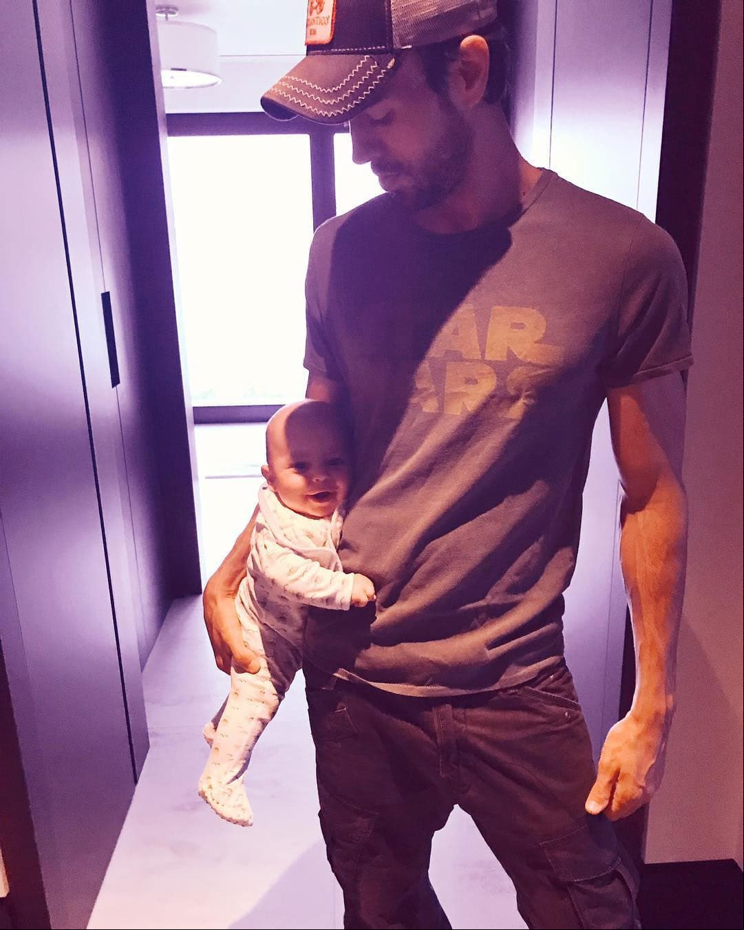 “Aún no puedo creer que seas mía”, escribió el cantante para acompañar una imagen en la que aparece con uno de sus hijos.