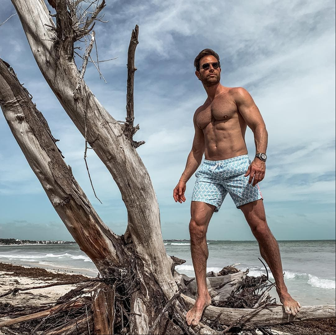 El actor compartió que gracias a que lleva una vida saludable, no le costó apegarse a esta preparación. “No hay ciencia, no hay secretos, como sano, hago ejercicio, descanso lo suficiente, no bebo, evito las harinas, los dulces, todo eso me deja firme, con la energía que necesito”, compartió.