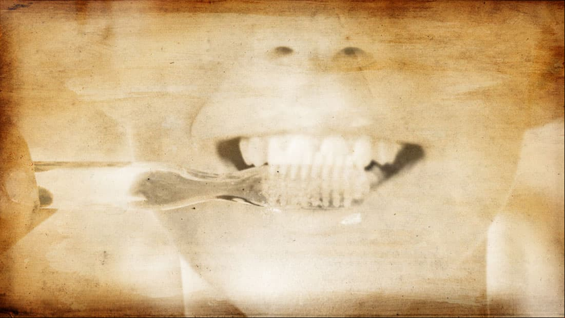 Soñar que te lavas los dientes sugiere un deseo ardiente por recuperar el tiempo perdido en cosas banales.