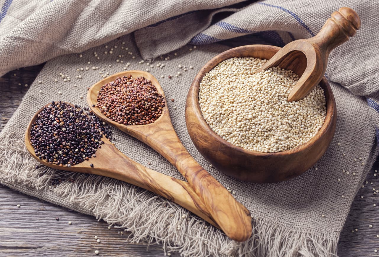 Quinoa. Se caracteriza por ser una fuente de energía para el cuerpo. Tiene propiedades antiinflamatorias, cicatrizantes y permite reducir la grasa corporal.
