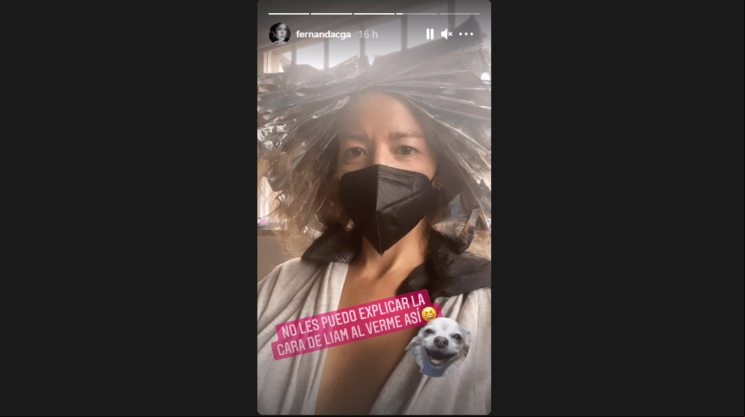 “Gran día… Qué felicidad, retoque urgente”, comentó la actriz, quien impactó al destapar la graciosa reacción que tuvo su hijo cuando la vio con el papel aluminio en su cabeza. “No les puedo explicar la cara de Liam al verme así”, destacó.