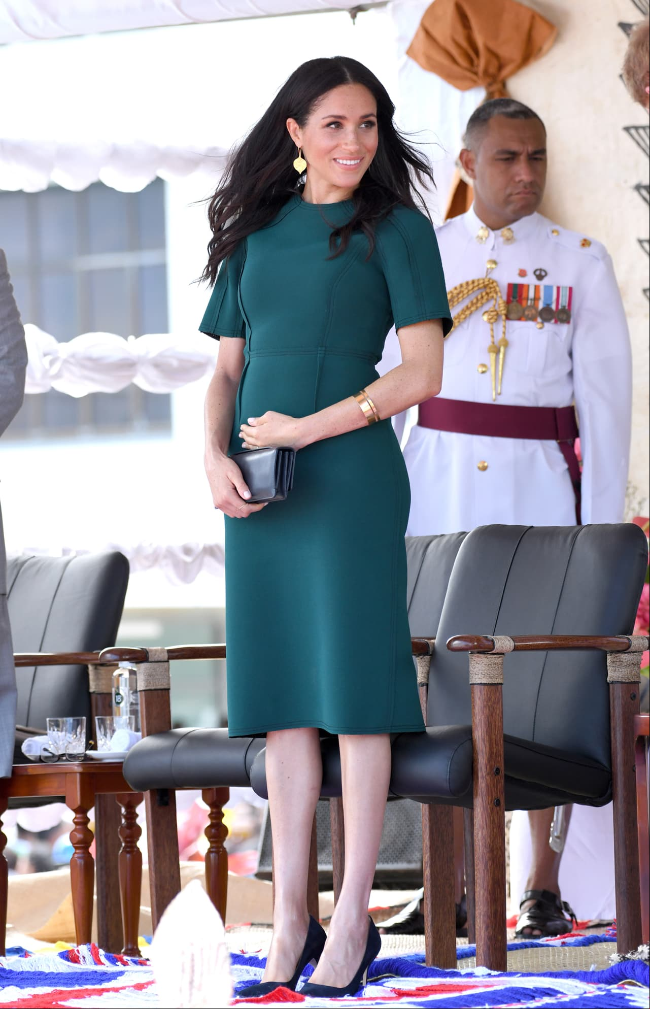 Durante todo su embarazo, Meghan Markle lució elegantes modelos. En su último acto oficial en Fiji, en octubre de 2018, la exestrella de televisión usó un vestido verde de media manga del diseñador Jason Wu.