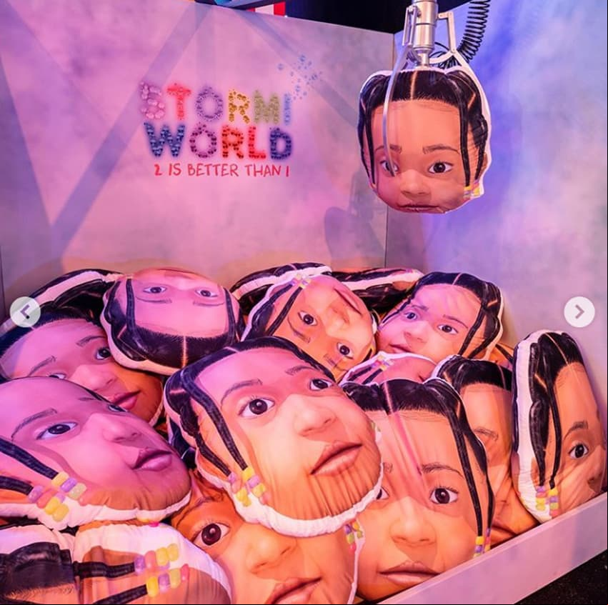 Una de las atracciones incluyó una gran urna con almohadas con el rostro de Stormi.