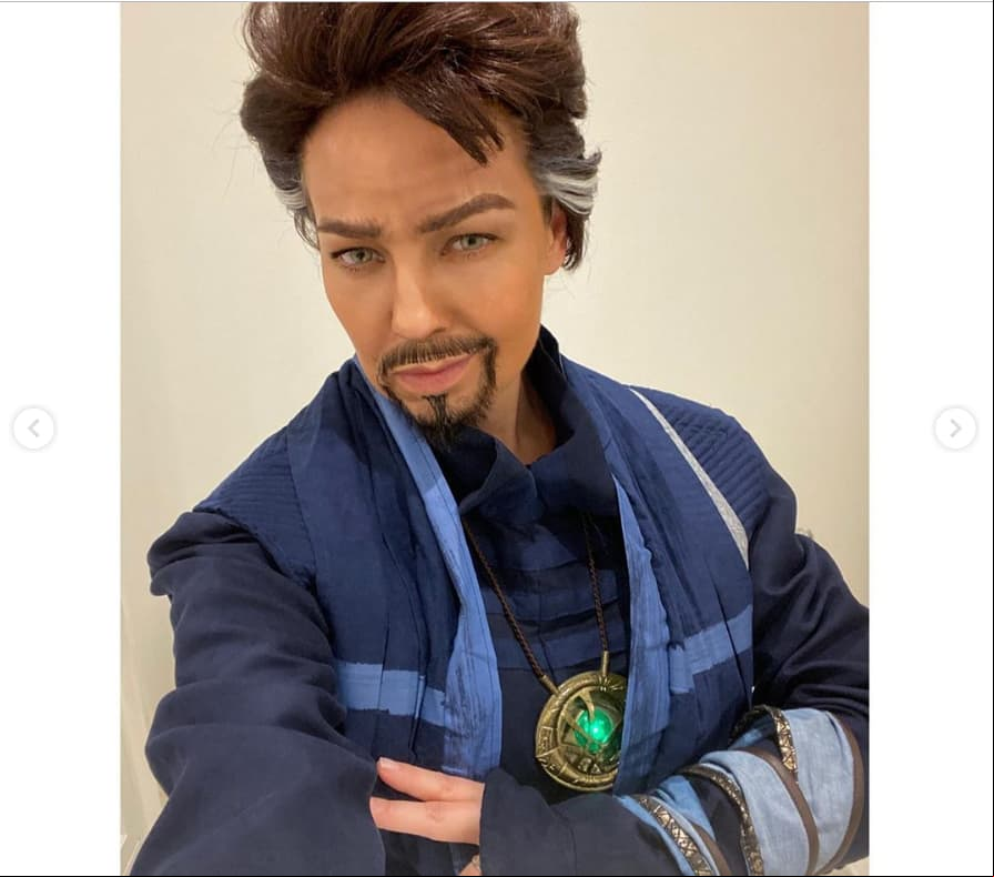 Thalía se disfrazó de 'Doctor strange' para esta festividad.