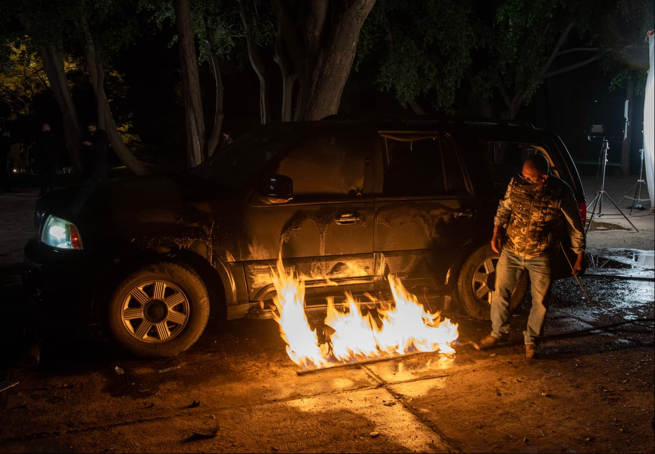 La producción prende el fuego que hace volar la camioneta.