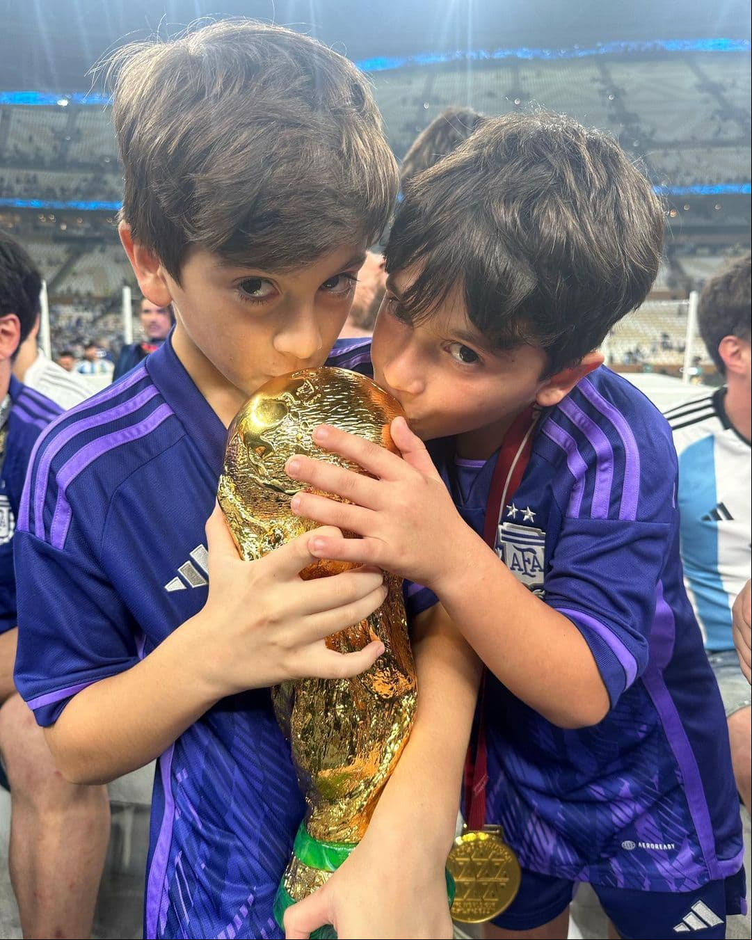 Sus hijos Mateo y Ciro también aparecen en la galería de fotos de Antonela besando la codiciada estatuilla.