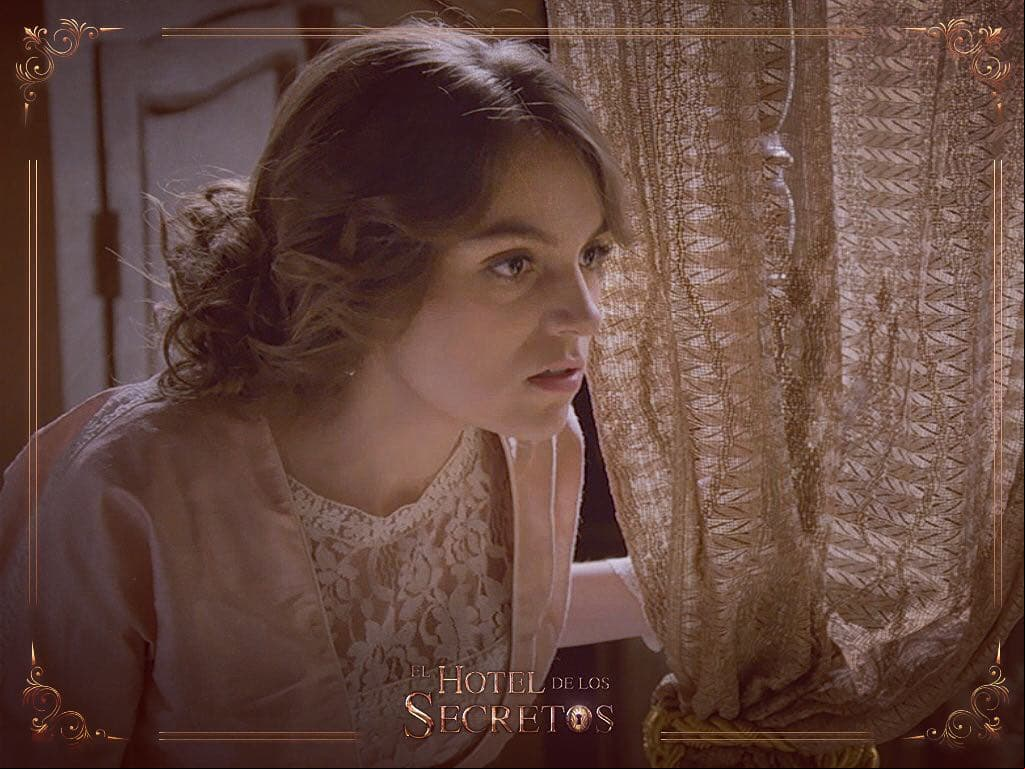 Un año después, Sofía fue elegida para encarnar a ‘Eugenia’ en ‘El hotel de los secretos’. Al tratarse de una telenovela de época, la joven utilizó vestidos que cubrían en totalidad su cuerpo y, en cuanto a su cabello, en su mayoría lo usaba en un chongo.