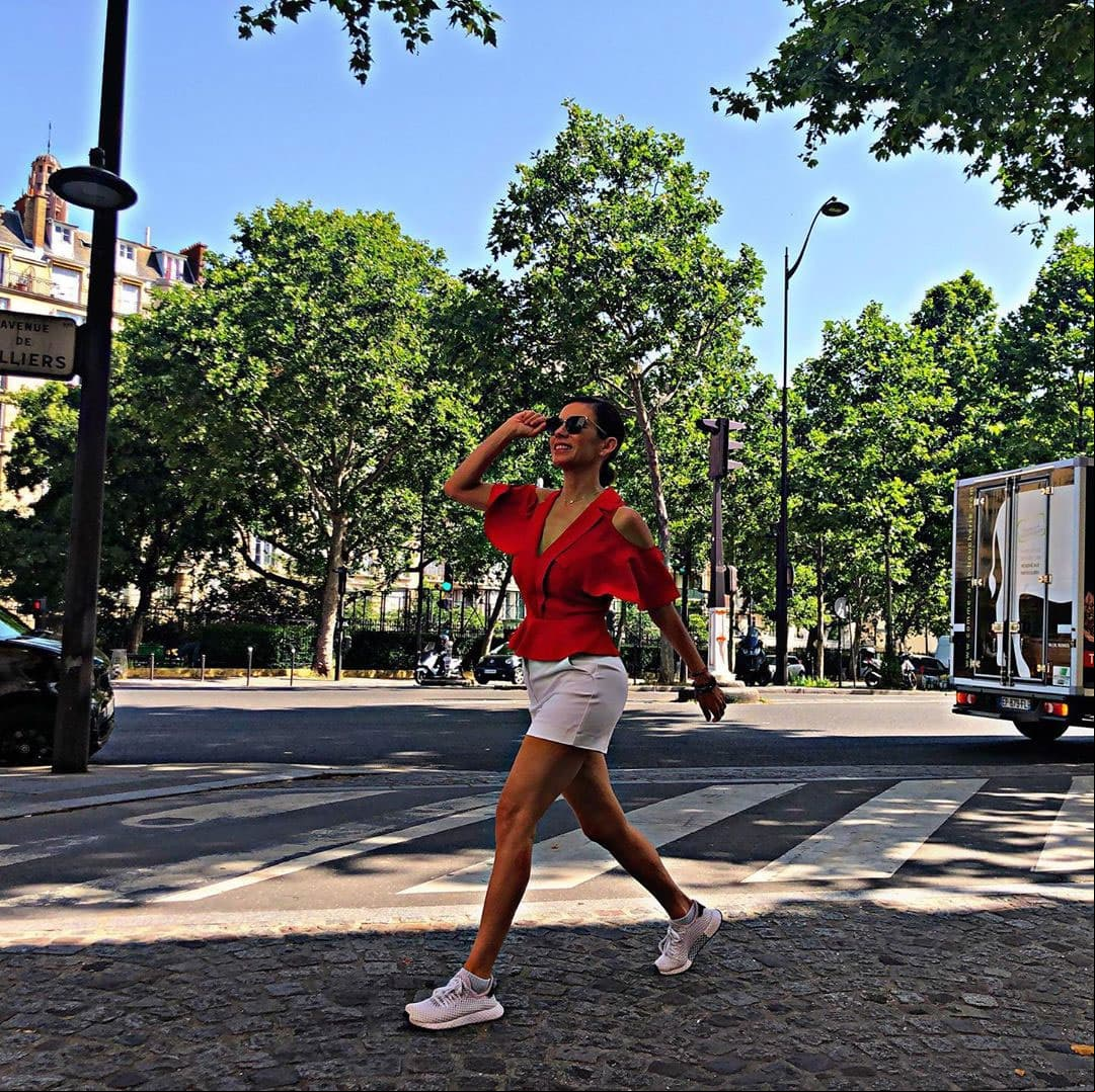 Para recorrer las calles del país europeo, Ingrid optó por un look cómodo con un short blanco y una blusa roja de la diseñadora Reina Díaz, el cual combinó con lentes oscuros.