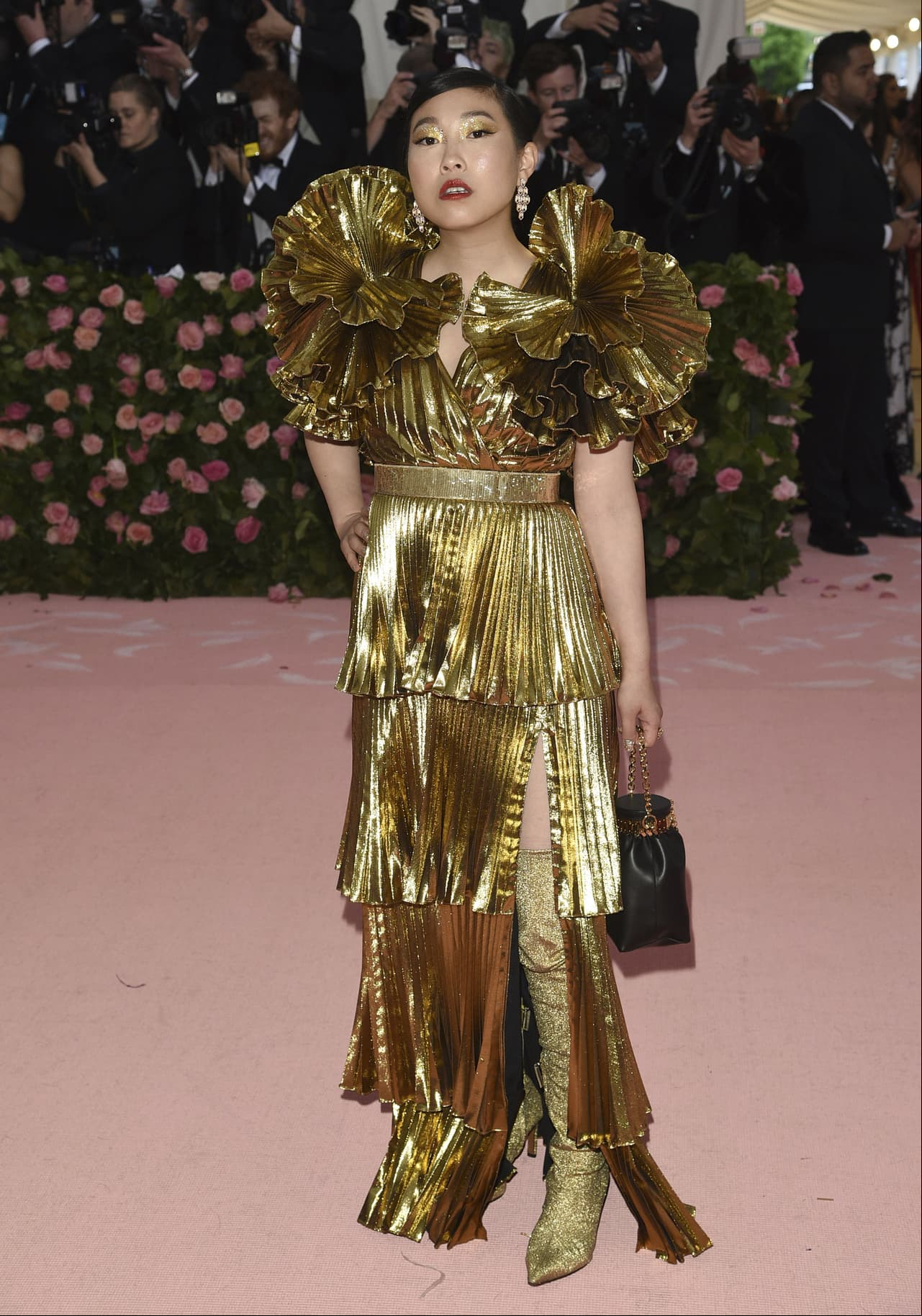 Awkwafina eligió un vestido con mangas de volantes de gran tamaño de Altuzarra.