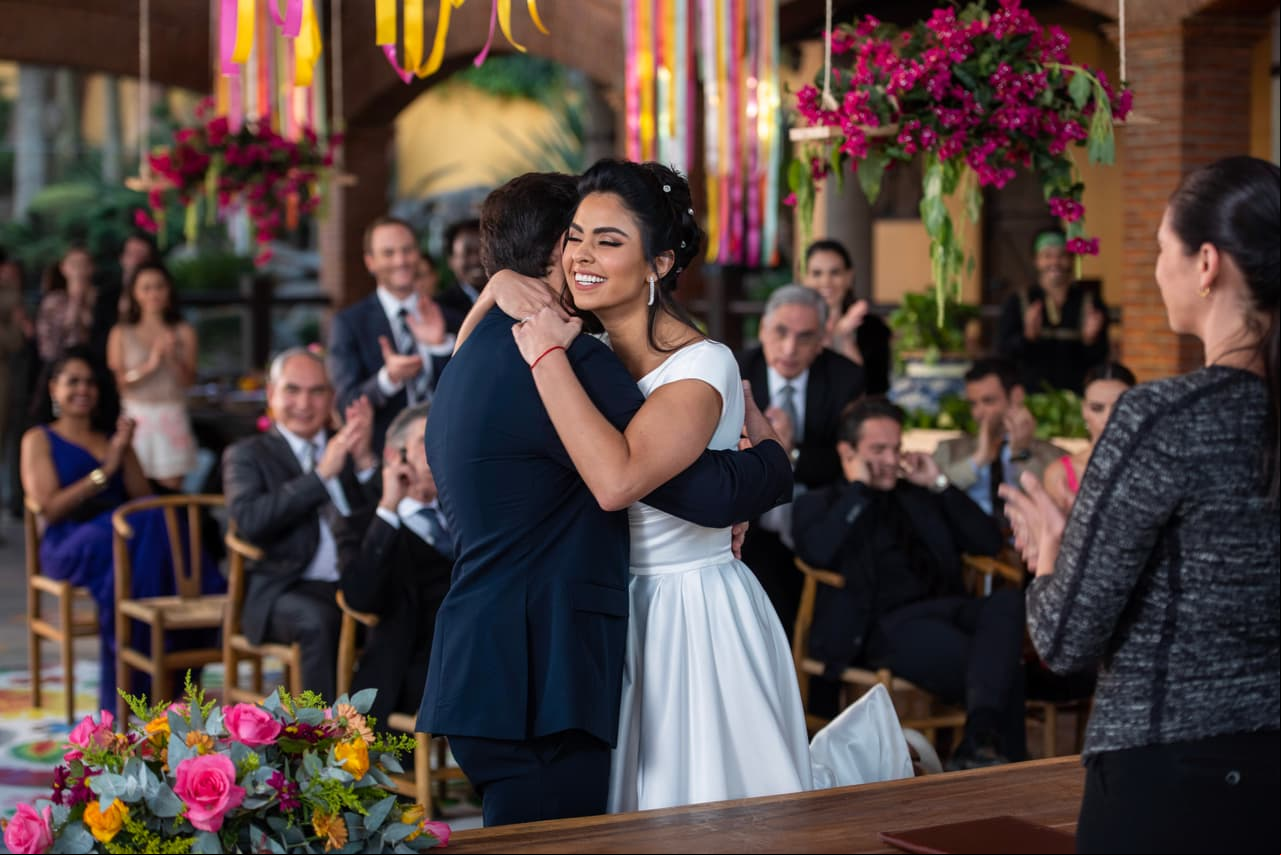 Los novios se abrazan de felicidad tras convertirse en marido y mujer.