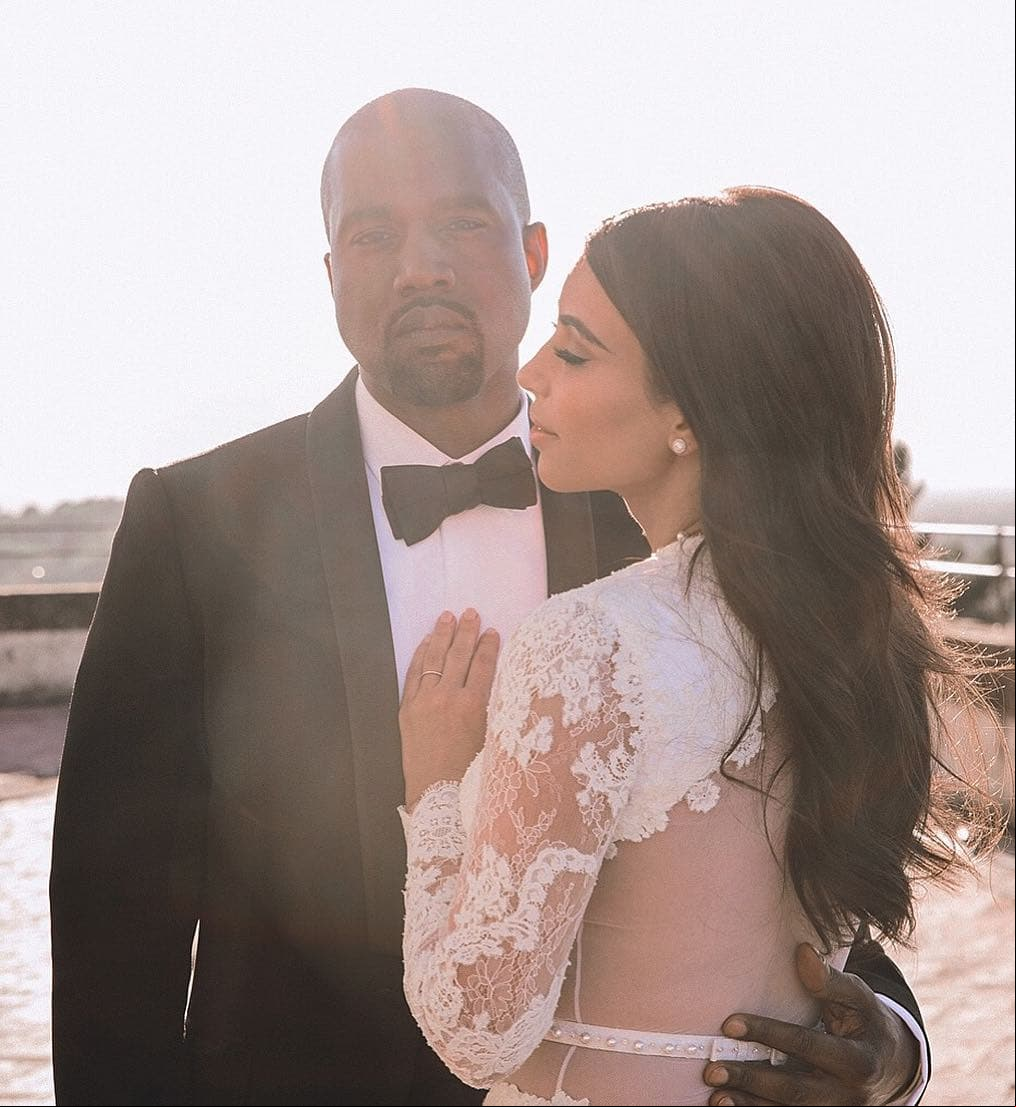 Kim Kardashian celebra aniversario vestida de novia