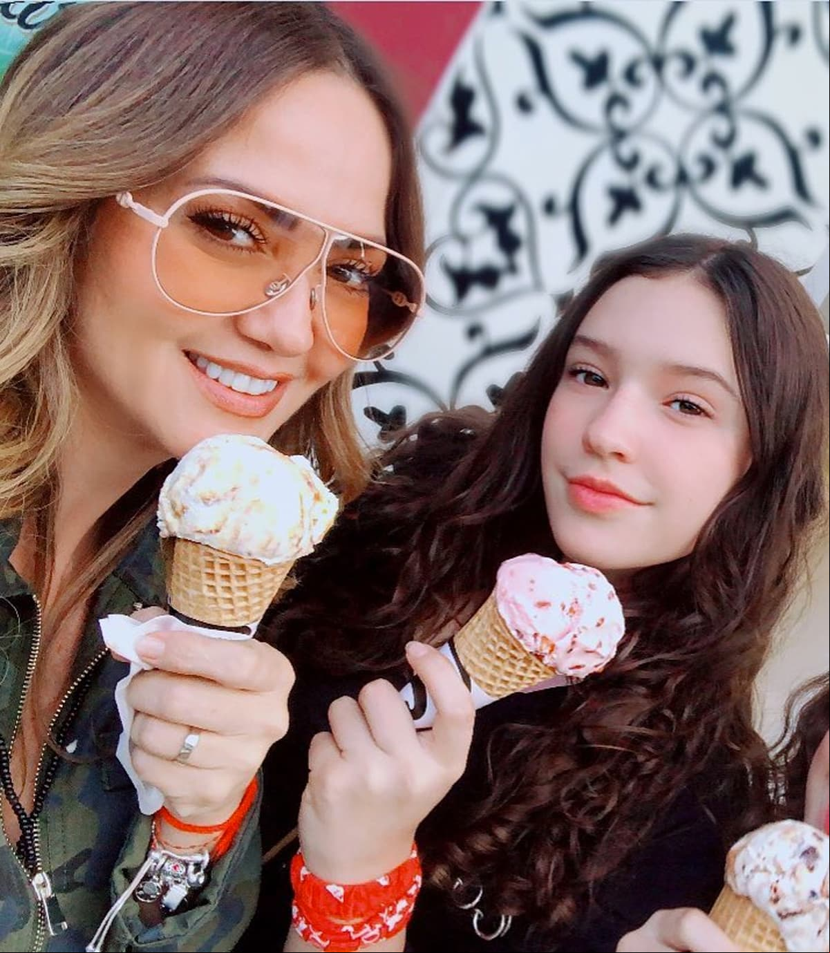 Hija de Andrea Legarreta usa los vestidos de XV años que diseñaron los conductores de Hoy