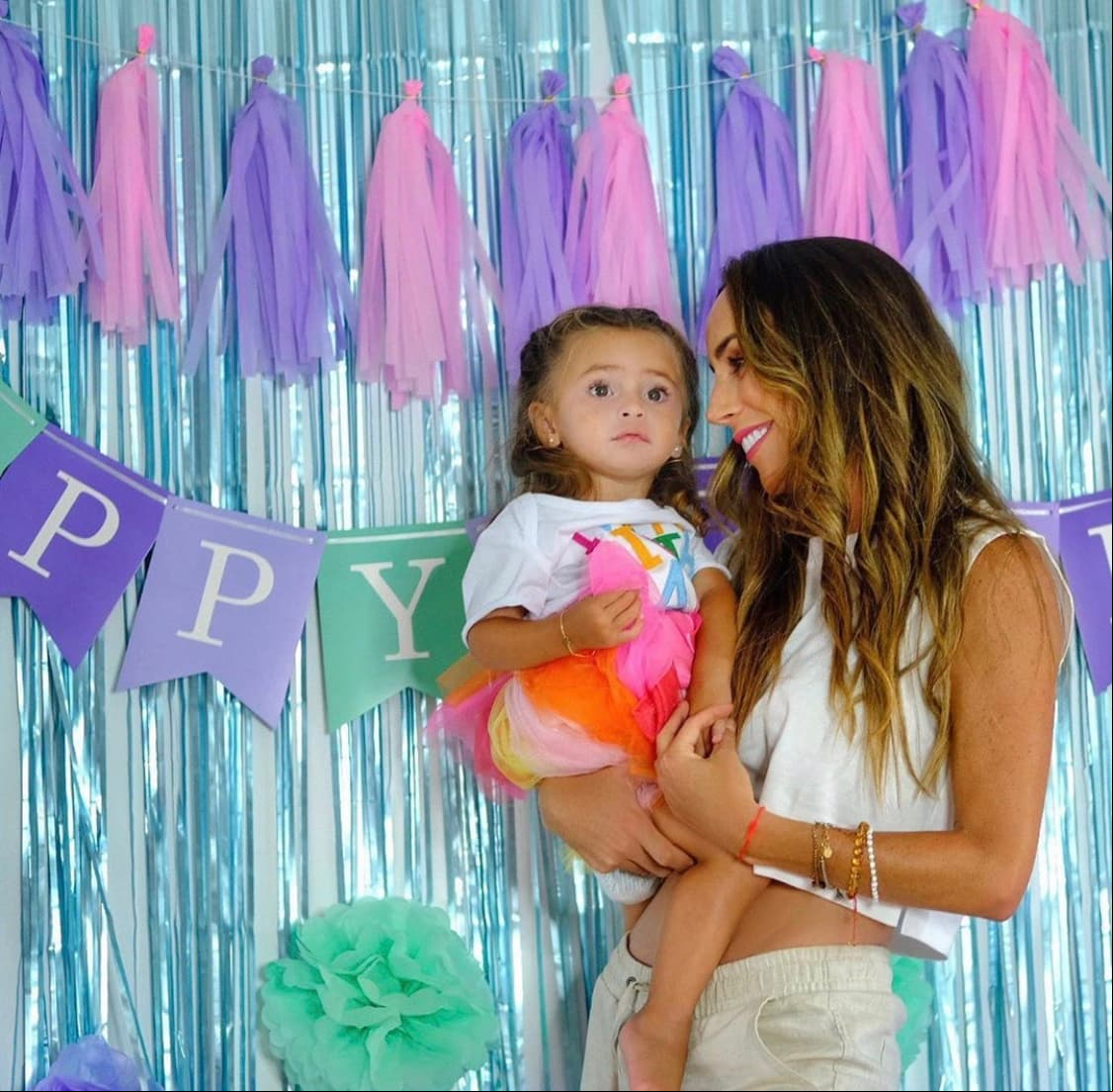 Con globos y una decoración con detalles en papel de distintos colores, la más pequeña de los hijos de la comunicadora festejó dos años.