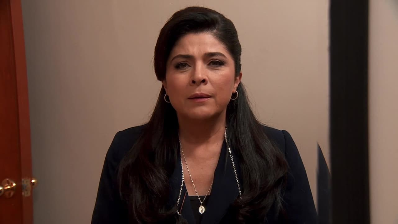 Victoria Ruffo luce trajes sastres y el cabello lacio en 'Corona de lágrimas'.