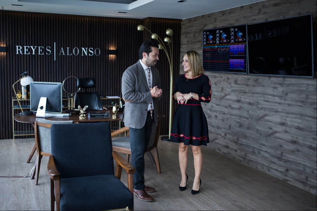 'Benja' (Mario Alberto Monroy) e 'Ivette' (Gabriela Carrillo) nos dieron un recorrido por las oficinas de Reyes Alonso y nos contaron algunos detalles de cómo se creó esta importante empresa de "Como tú no hay 2".
