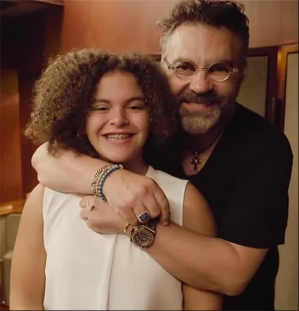 Un año después, sorprendió al realizar su primera colaboración musical con su papá, con quien interpretó el tema ‘Vencer el amor’, que fue un regalo de cumpleaños para Mijares.
