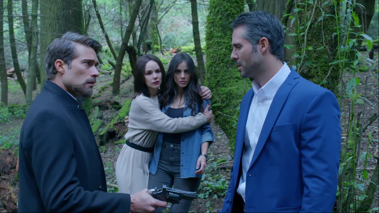 En el 2040, 'Alejandro' descubre que 'Héctor' está vivo y lo confronta para que deje en paz a 'Rubí' y a 'Fernanda'.