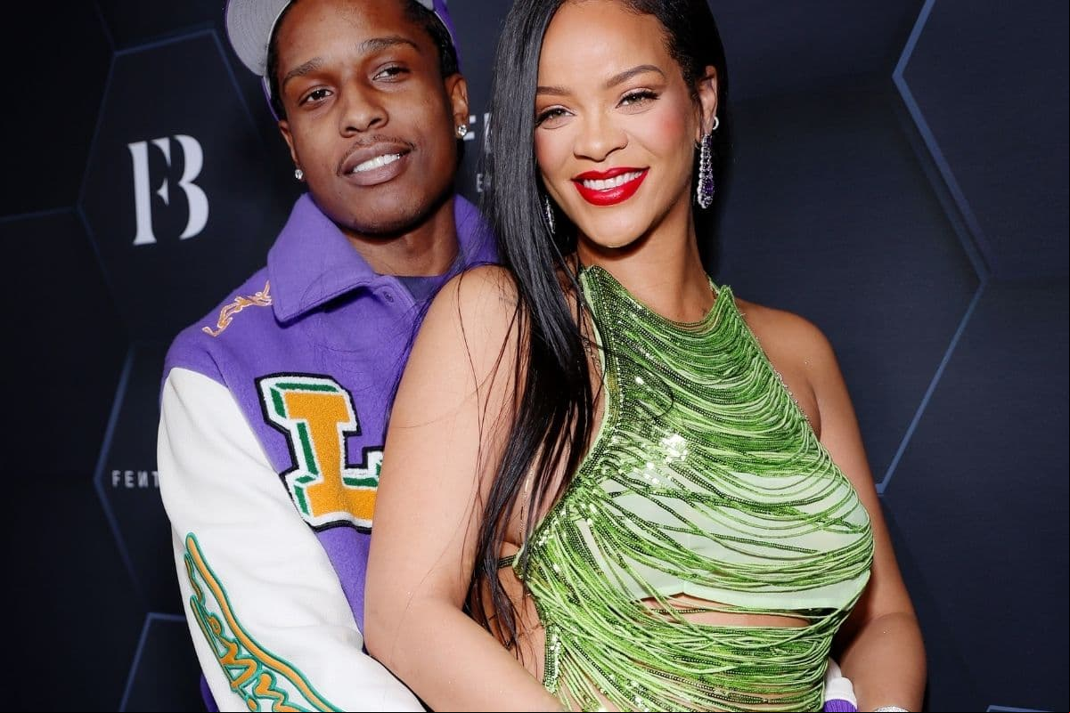 Rihanna muestra por primera vez a su bebé y enternece las redes sociales
