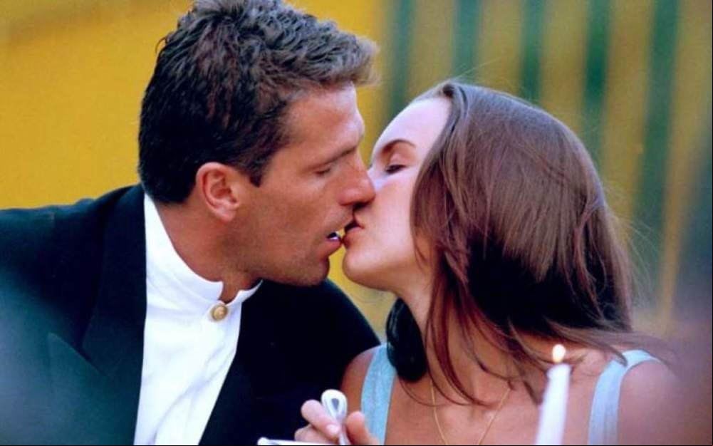 La historia de Michelle Vieth y Héctor Soberón comenzó cuando protagonizaron 'Mi pequeña traviesa', que transmitió su último episodio en 1998. Los actores se casaron a bordo de un barco en Puerto Vallarta, el 20 de abril del año 2002.