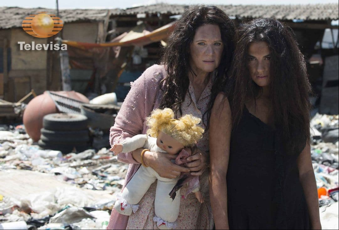 La Gata Esmeralda, la “Gata”, es una joven que crece en condiciones miserables. A pesar de ello, es dulce y tiene un encanto especial. Ella y Pablo -un joven de familia adinerada- defenderán su amor contra viento y marea.