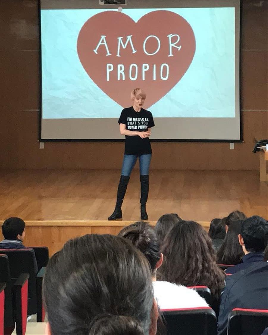 Además de trabajar en la pantalla chica, Edith comenzó a dar conferencias para concientizar a las nuevas generaciones sobre el amor propio. En noviembre de 2018, se presentó frente a un público compuesto por adolescentes. “¡Gracias a todos los chicos que me permitieron exponer y con atención escucharon y compartieron mucho de sí mismos!”, agregó.