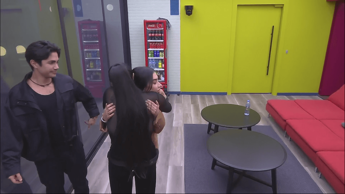 Gomita abraza a Karime tras la cena de nominados