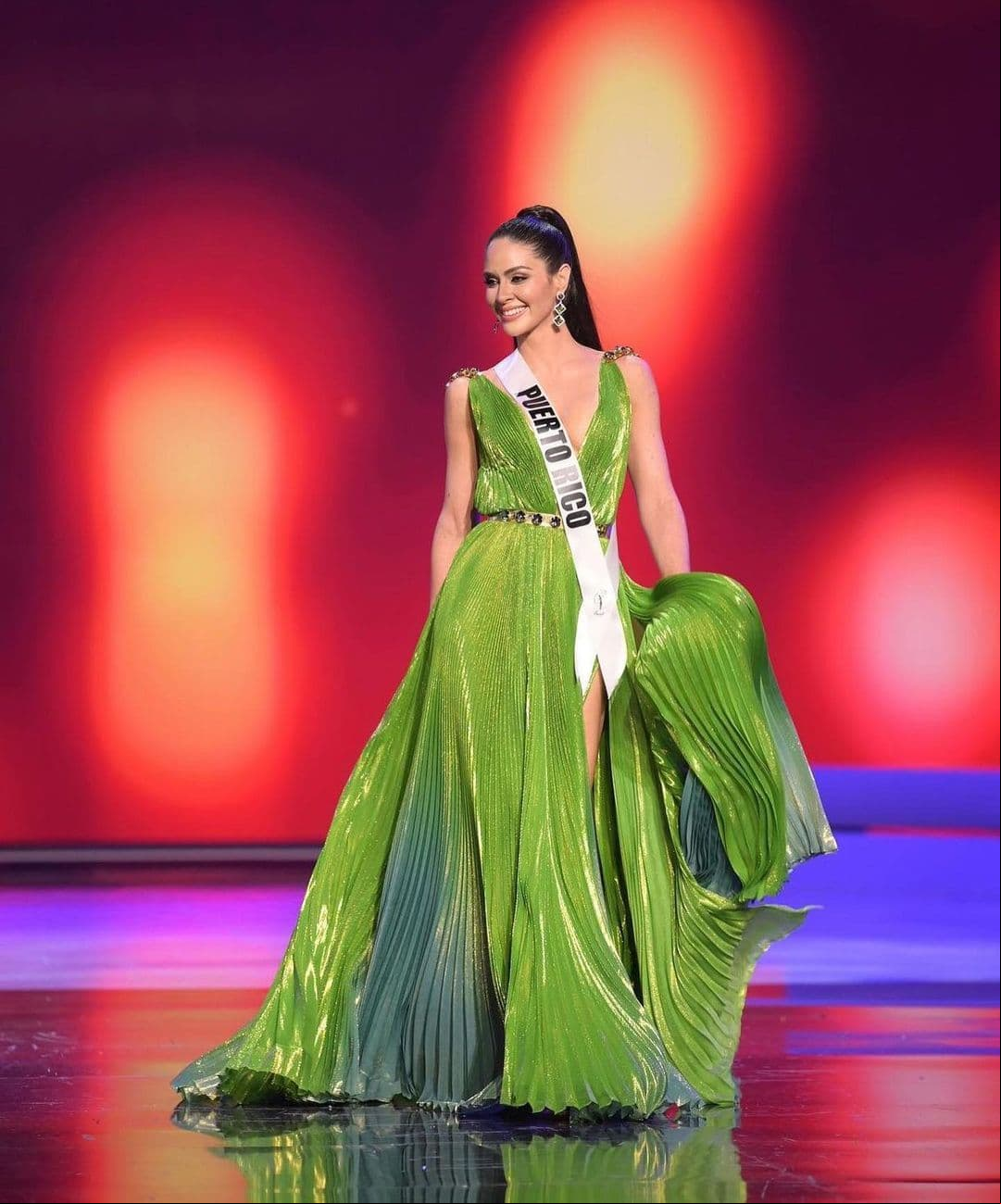 Estefanía Soto, Miss Puerto Rico, impactó en la preliminar al lucir un impactante vestido verde en la preliminar de vestido de gala.