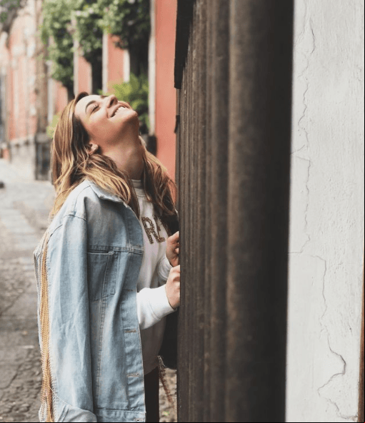 ¿Qué te gusta actuar más? ¿Besos apasionados o sabrosas cachetadas?
<br>
<br>“Sabrosas cachetadas”.