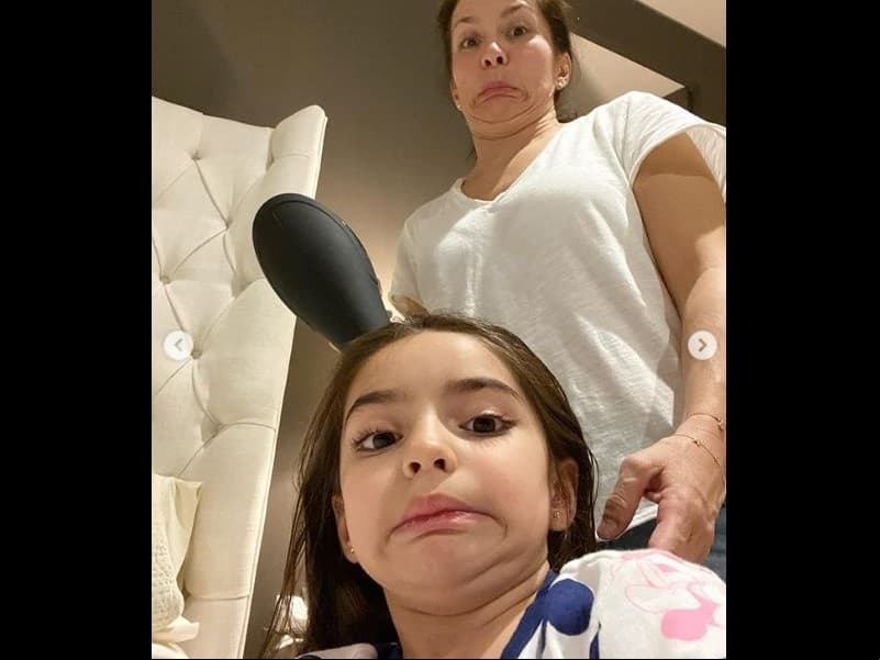 “Efectos de la cuarentena. Día 38 para nosotras. Mientras yo le secaba el pelo antes de dormir, ella se puso a tomar selfies. Aquí el resultado”, precisó la cantante, quien consiguió en muy pocas horas casi 200 mil ‘Me gusta’.