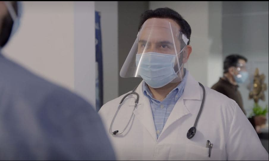 El doctor les informa que su bebé falleció por estar tanto tiempo sin respirar. 
<br>
<br>En el hospital puede observarse cómo todos usan caretas y cubrebocas.
