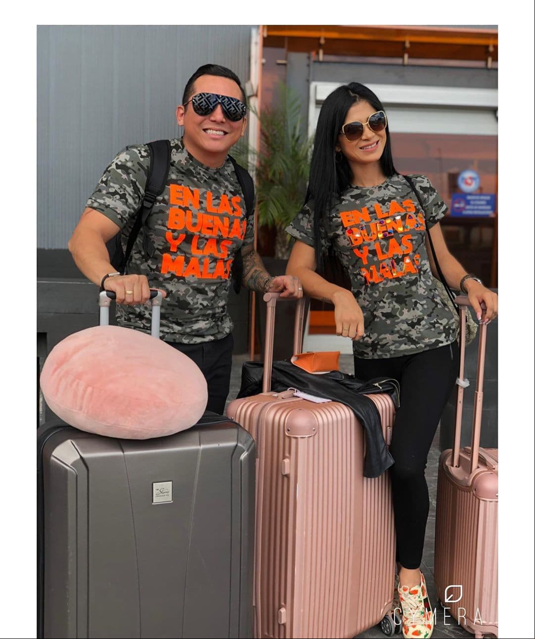 La pareja usó dos camisas idénticas de Josefina by Vero Solís en el aeropuerto.