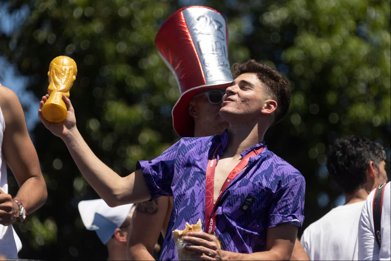 Festejos de la selección argentina en Buenos Aires tras ganar el Mundial Qatar 2022.