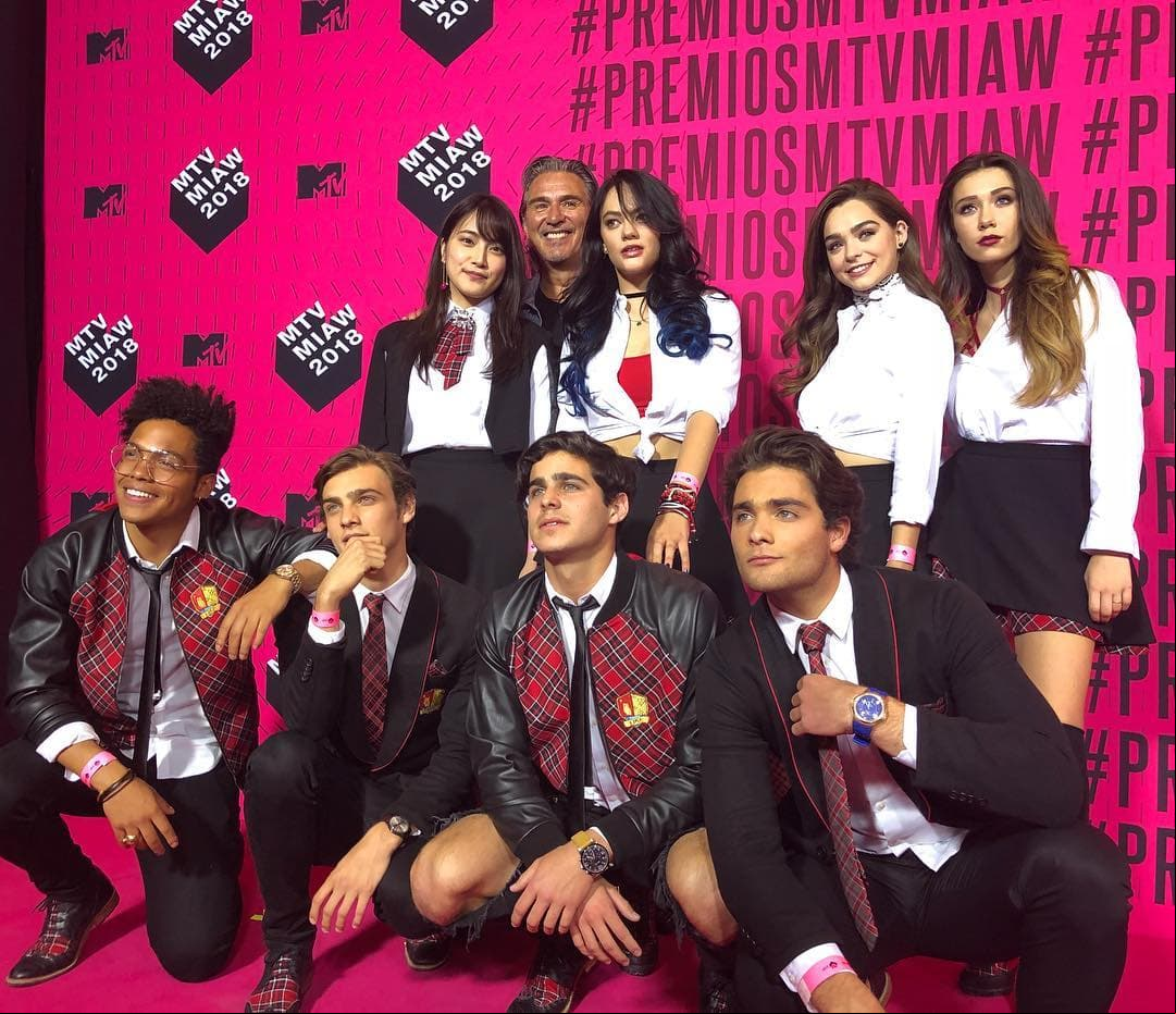 El elenco juvenil se tomó la foto del recuerdo junto al productor Pedro Damián.