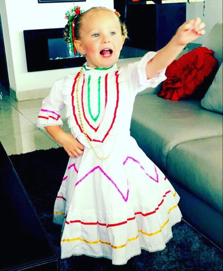 “Yo amanecí gritando… ¡Viva México!”, fue el texto que acompañó una fotografía en la que aparece la niña vistiendo un traje típico mexicano.