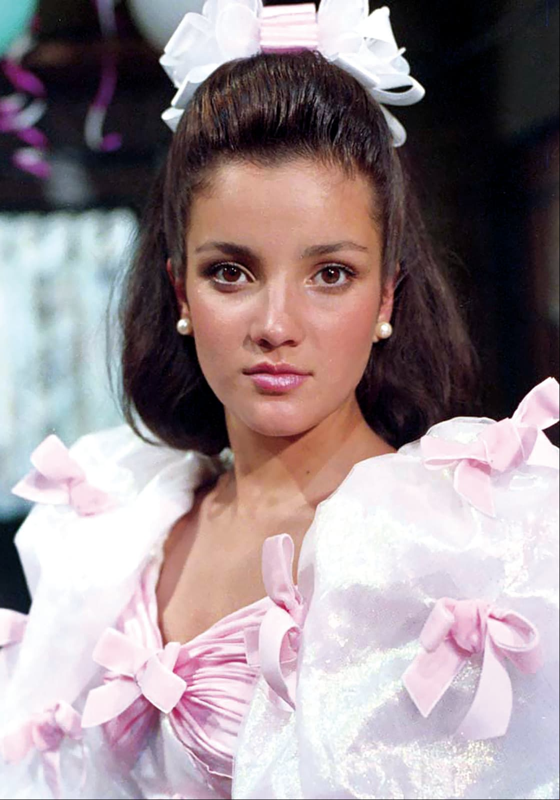 Graduada como bailarina y actriz, Karla Mercedes Álvarez Báez debutó en la pantalla chica al lado de Thalía en 1992 en la telenovela ‘María Mercedes’, donde dio vida a ‘Rosario Muñoz’.