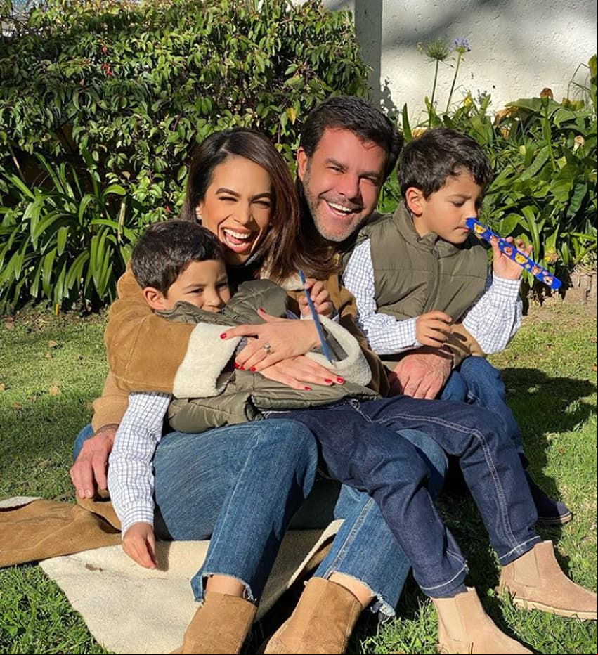 Biby Gaytán y Eduardo Capetillo se convirtieron en padres de los mellizos Daniel y Manuel el 20 de junio de 2014. En noviembre de 2019, la actriz compartió al programa ‘Con permiso’ la reacción que tuvo su hijo mayor, Eduardo Jr., cuando se enteró de esa noticia. “Me dijo: ‘Mamá, el que tiene que salir con su domingo siete era yo, no tú a estas alturas'”, expresó.