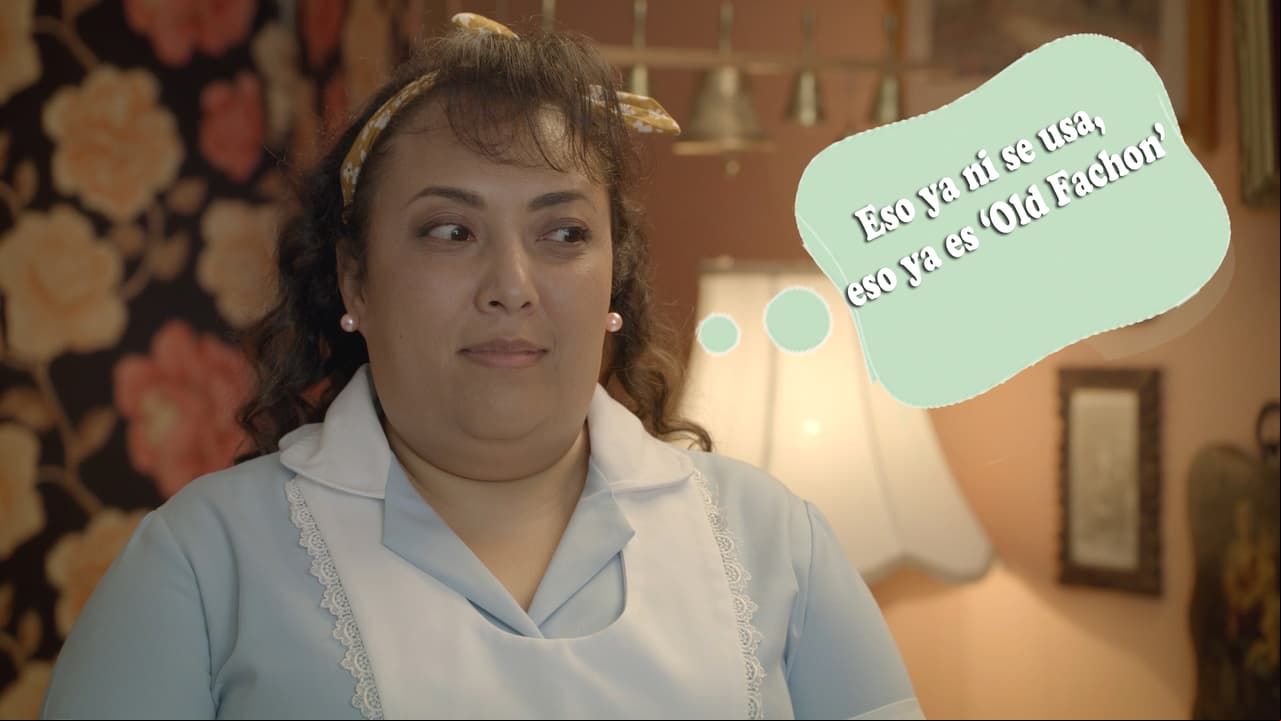 Tras dejar a Don Paquis, Toña se va a trabajar con la vecina, la Lauris, una solterona que vive enamorada de Paco y ve novelas.