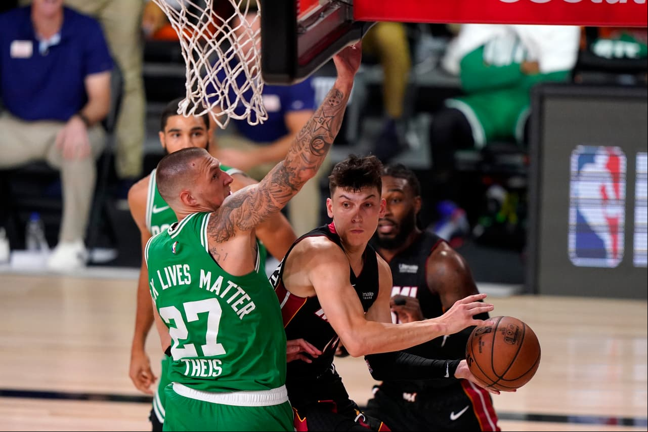 El novato Tyler Herro se echa al equipo de Miami al hombro y anota 37 puntos en la victoria 109-112 sobre los Boston Celtics.