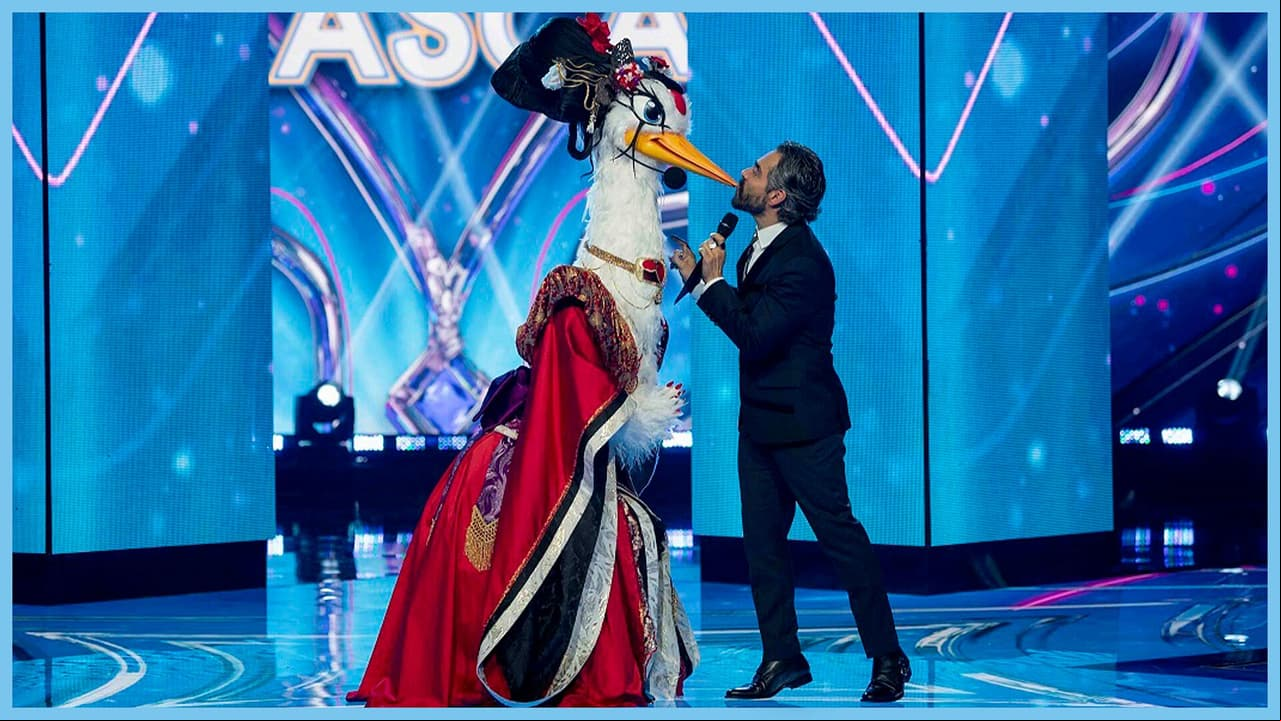 Omar Chaparro protagoniza tierno beso con Geisha