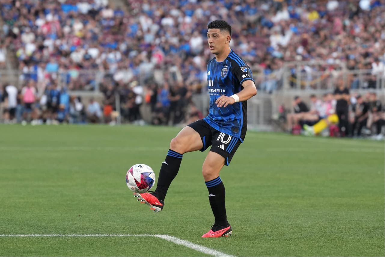 ¡Viva el nuevo rey de las asistencias! Cristian Espinoza impone récord de pases a gol