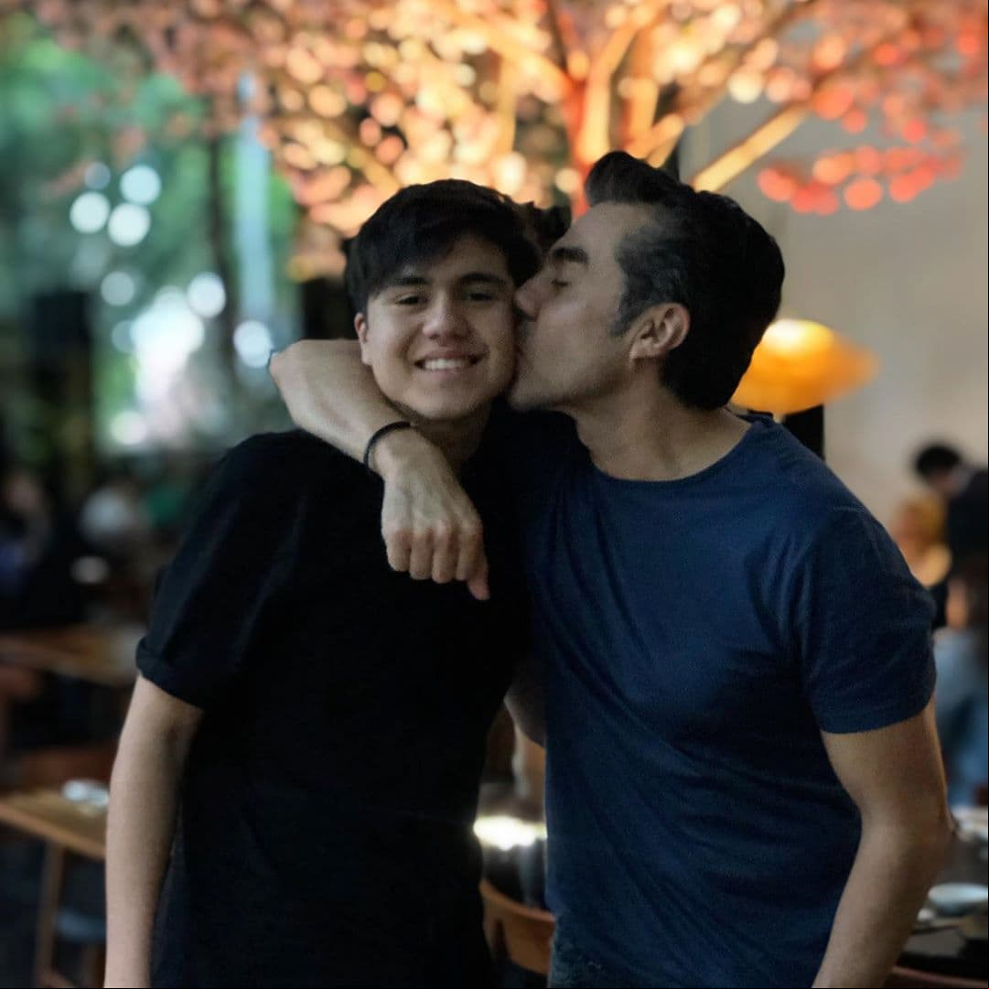 Tras seis años de matrimonio, el intérprete de ‘El Vítor’ se separó de Karla Pineda con quien procreó a su único hijo, Gael. Y tras ser relacionado sentimentalmente con Candela Márquez, Marjorie de Sousa y Marimar Vega, actualmente el comediante disfruta de su soltería.