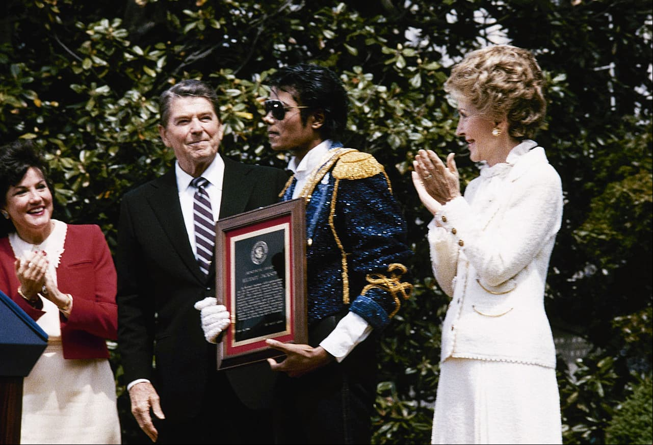 Michael Jackson recibe condecoración del expresidente de EU, Ronald Reagan, el 14 de mayo de 1984
