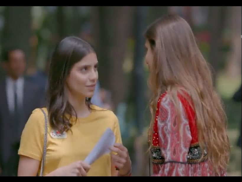 ‘Valentina’ intenta apoyar el sueño de ‘Juliana’ de dedicarse al diseño de modas tras mencionarle que conoce a alguien que la puede apoyar con una beca, momento que culmina al irse caminando tomadas de la mano.