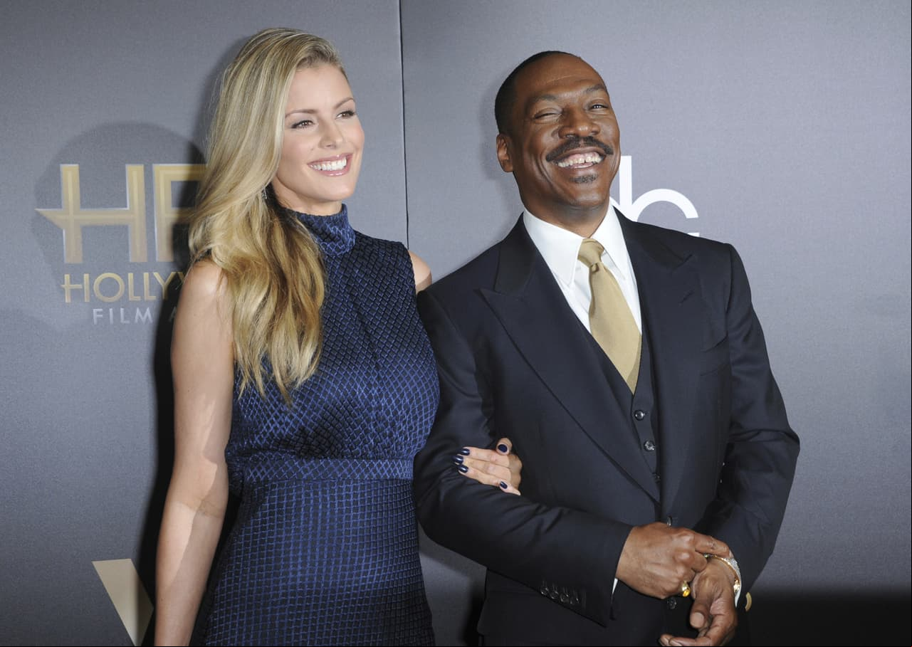 Paige Butcher y Eddie Murphy en los premios Hollywood Film en 2016
