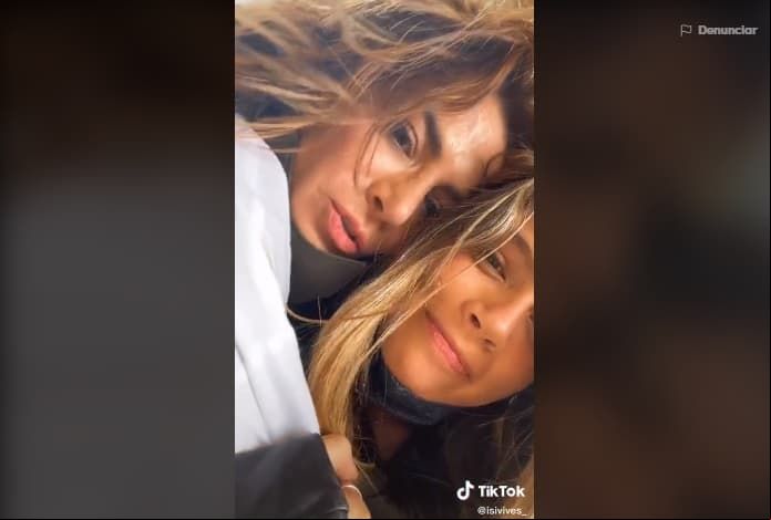 Isidora Vive, quien dio vida a ‘Alicia’ en la telenovela, plasmó en su cuenta oficial de TikTok lo emocionada que estaba de poder coincidir una vez más con Silvia Navarro y Beatriz Morayra. “Te amo con mi vida entera… Hoy voy a tener el reencuentro más bonito de todos. Te extrañé”, se escucha decir a la joven actriz mientras Navarro le da un beso en la mejilla.