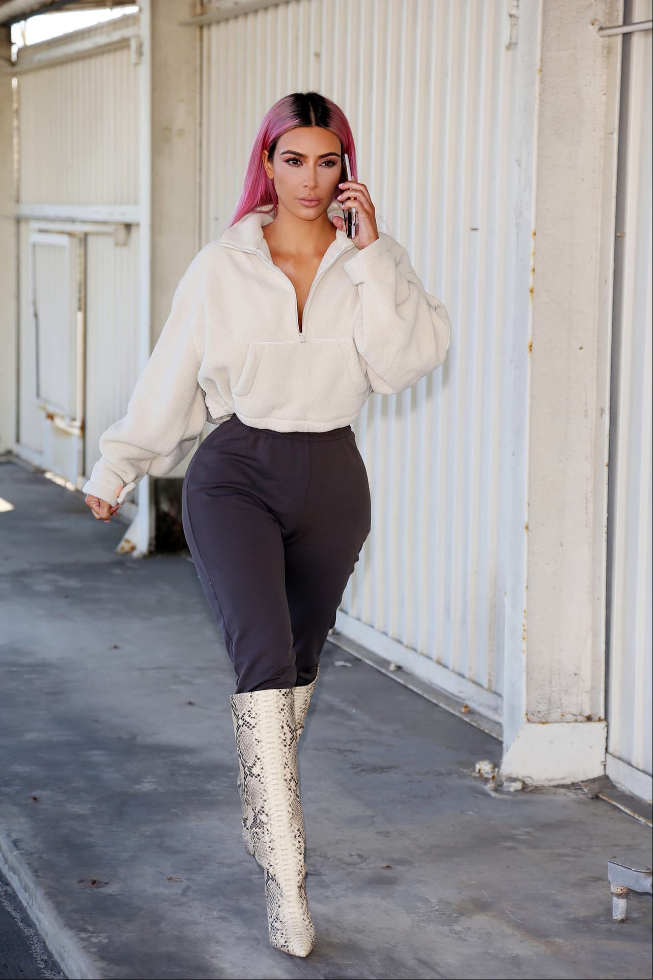Kardashian dejó en el pasado su look platinado para teñirse el cabello de rosa (FOTO: The Grosby Group)